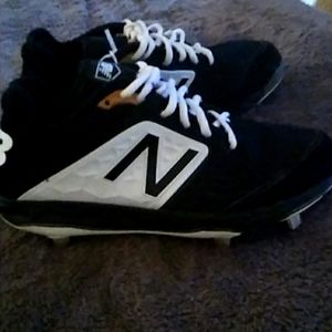 Sz.8 Mens/Young Mens. New Balance Metal Cleats